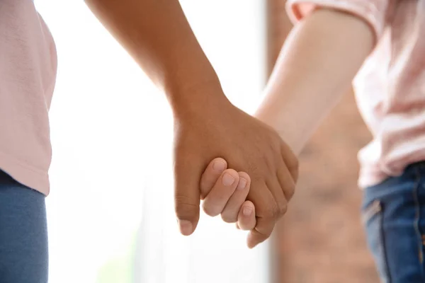 Kinderen Hand Hand Onscherpe Achtergrond Close Eenheid Concept — Stockfoto