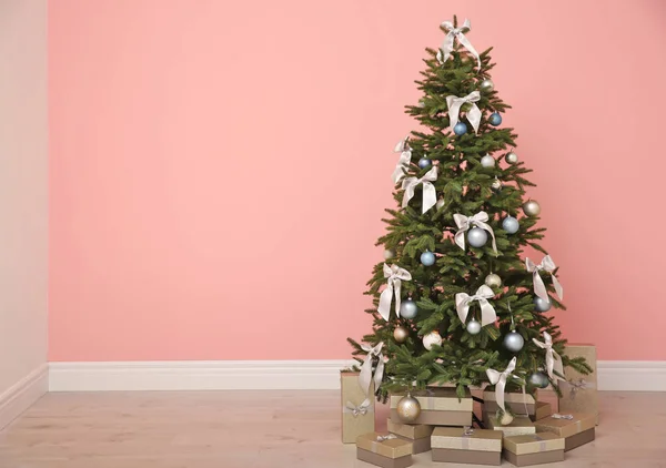Geschmückter Weihnachtsbaum Mit Geschenkboxen Drinnen — Stockfoto