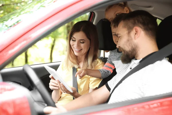 Familia Feliz Con Niños Viajando Juntos Por Carretera — Foto de Stock