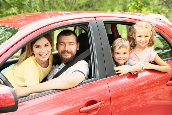 Familia Feliz Con Niños Viajando Juntos Por Carretera — Foto de Stock