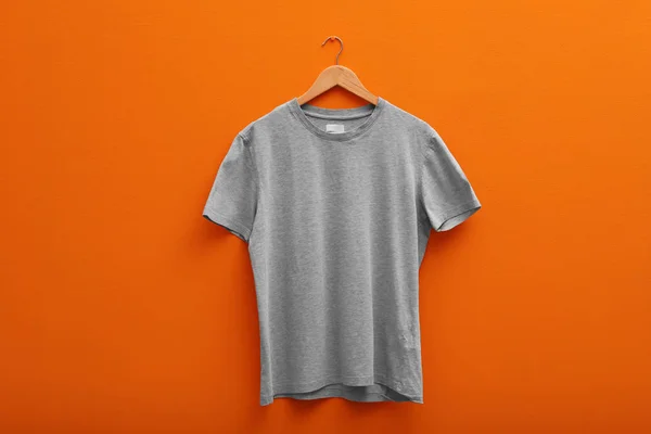 Hanger Met Lege Shirt Kleur Achtergrond Mockup Voor Ontwerp — Stockfoto