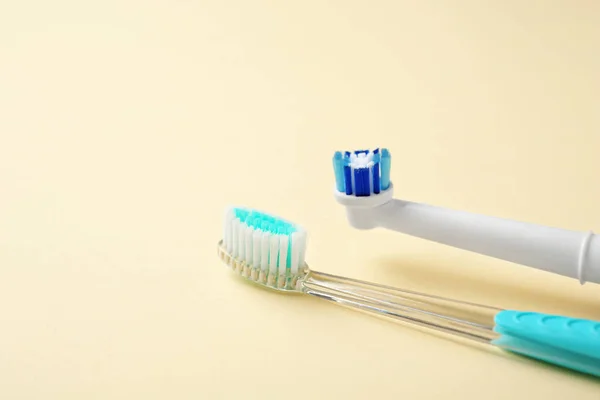 Χειροκίνητη Και Ηλεκτροκίνητη Οδοντόβουρτσες Έγχρωμο Φόντο Οδοντιατρική Φροντίδα — Φωτογραφία Αρχείου