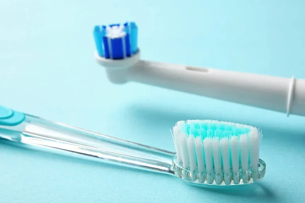 Escovas Dentes Manuais Elétricas Fundo Cor Perto Cuidados Dentários — Fotografia de Stock