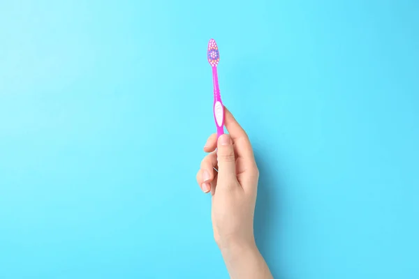 Woman Holding Manual Toothbrush Color Background — Stock Photo, Image