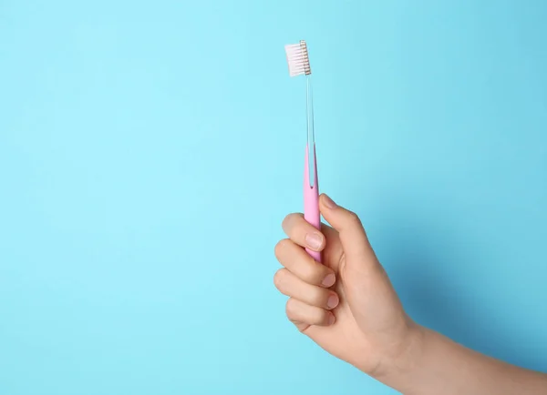 Mulher Segurando Escova Dentes Manual Contra Fundo Cor — Fotografia de Stock