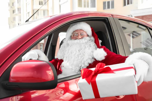 Papai Noel Autêntico Com Caixa Presente Carro Condução Vista Fora — Fotografia de Stock