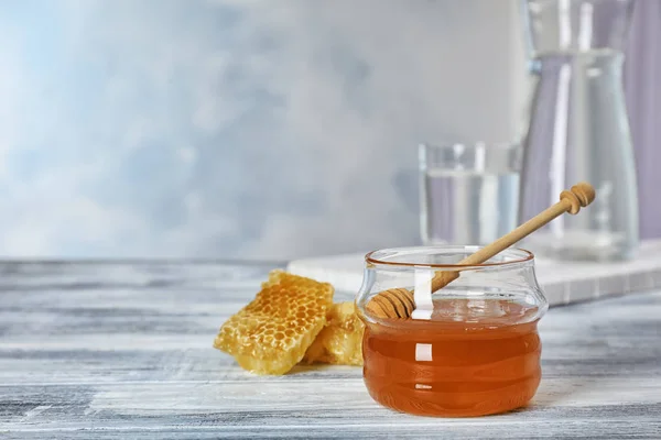 Glas Honig Und Löffel Auf Dem Tisch — Stockfoto