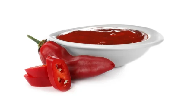 Skål Med Kryddig Chilisås Och Färsk Paprika Vit Bakgrund — Stockfoto