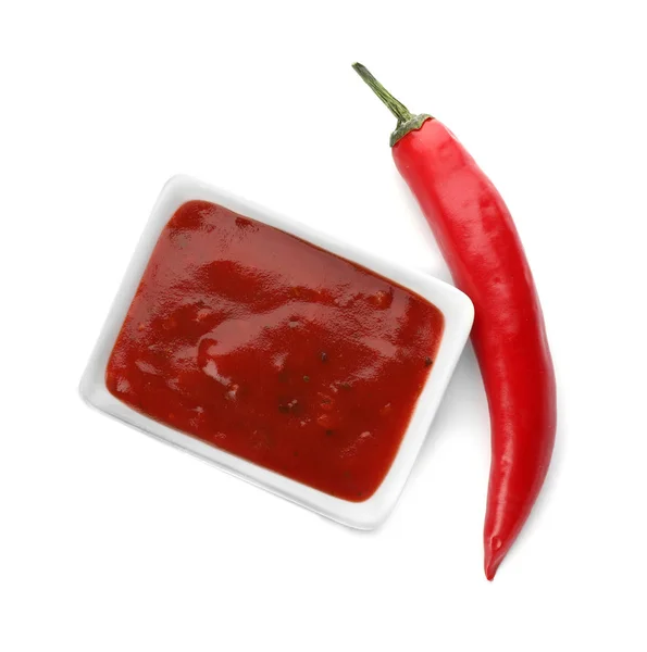 Tigela Com Molho Picante Pimenta Pimenta Fresca Fundo Branco Vista — Fotografia de Stock