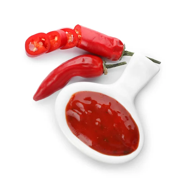 Skålen Med Kryddig Chilisås Och Färska Paprika Vit Bakgrund Ovanifrån — Stockfoto