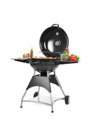 Modern Barbekü ızgara beyaz zemin üzerine lezzetli yemekler ile