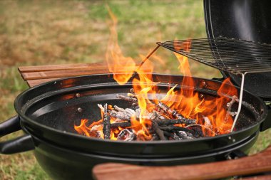 Yangın alevleri açık havada modern Barbekü ızgara