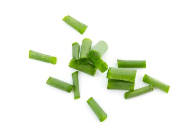 Beyaz arkaplanda doğranmış yeşil soğan