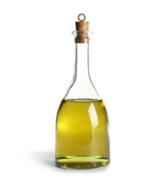 Beyaz arka plan üzerinde taze zeytin yağı ile cam şişe