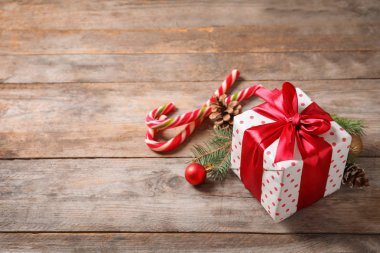 Hediye kutusu ve Noel dekorasyonları ahşap masa üzerinde güzel kompozisyonu