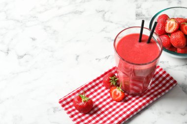 Mermer masa üzerinde lezzetli çilek güler yüzlü camla