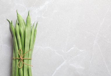 Taze fasulye masaya bağlı