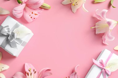 Renk arka plan üzerinde güzel çiçek açan lily çiçekler ile düz yatıyordu kompozisyon