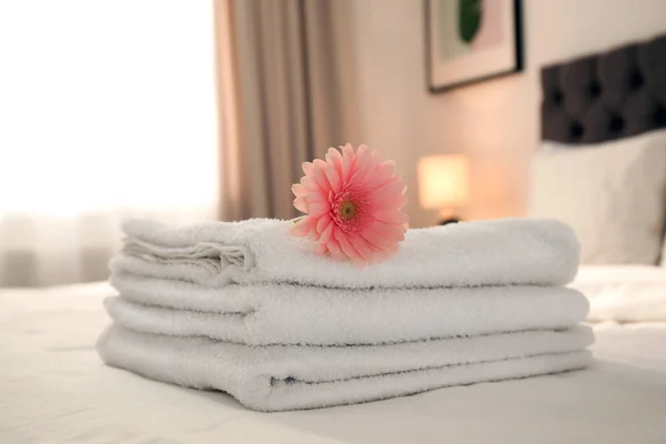 Flower Stack Fresh Towels Hotel Room — Stock Photo, Image