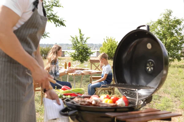 Mutlu Bir Aile Açık Havada Mangal Yapıyor — Stok fotoğraf