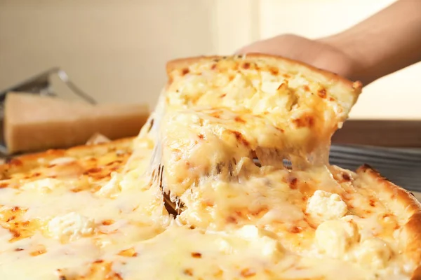 Vrouw Met Plak Van Heerlijke Hete Pizza Boven Tafel Close — Stockfoto