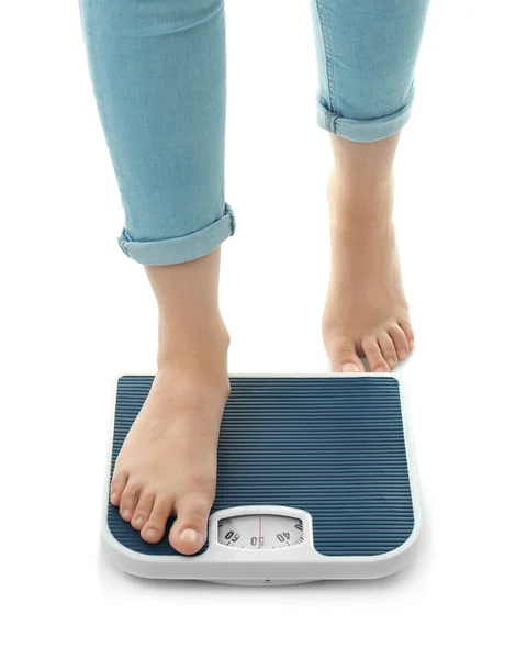 Mujer Midiendo Peso Usando Balanzas Sobre Fondo Blanco Dieta Saludable —  Fotos de Stock