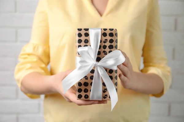 Mujer Sosteniendo Hermosa Caja Regalo Primer Plano —  Fotos de Stock