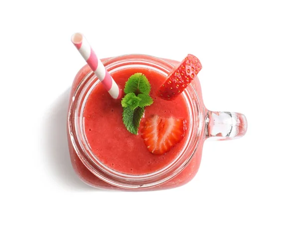 梅森罐子与美味的草莓奶昔白色背景 — 图库照片