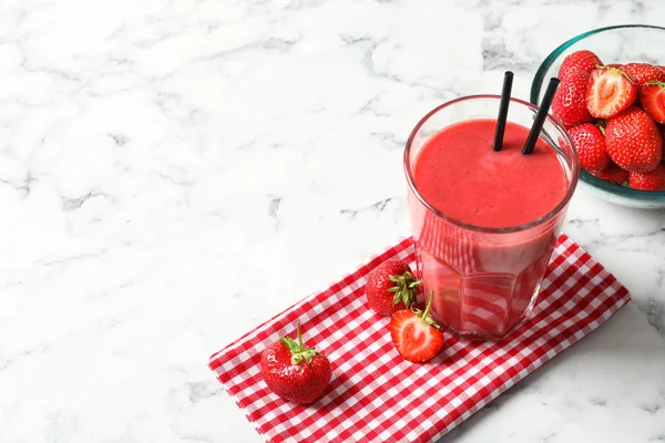 Glas Mit Leckerem Erdbeer Smoothie Auf Marmortisch — Stockfoto