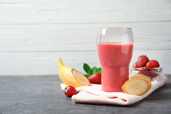 Vidro Com Saboroso Smoothie Morango Frutas Frescas Mesa — Fotografia de Stock