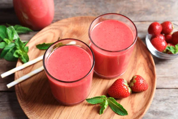 Glasses Tasty Strawberry Smoothie Wooden Plate — Stock Photo, Image