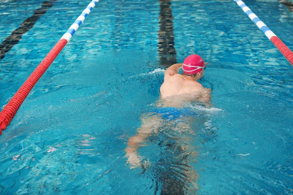 Νέος Αθλητικός Άνδρας Κολύμπι Στην Πισίνα — Φωτογραφία Αρχείου