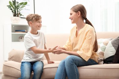 Genç kadın küçük çocuğun darbe kapalı kontrol