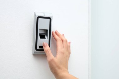 Genç kadın kapalı korku sistem üstünde parmak izi tarayıcı tuşuna basarak