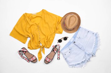 Ayarla şık giysiler ve aksesuarlar, düz beyaz arka plan üzerinde yatıyordu