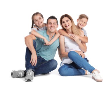Beyaz arka planda çocuklu mutlu bir aile