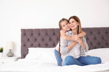 Yatak odasında şirin çocuk annesiyle. Mutlu bir aile