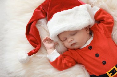 Yılbaşı kostüm kürk halı üzerinde uyuyan sevimli bebek