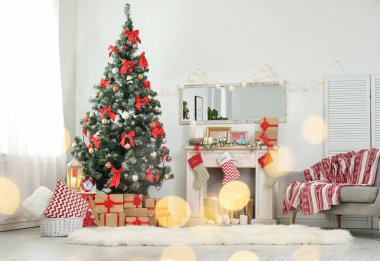 Şık salon iç ile dekore edilmiş Noel ağacı ve bulanık ışıklar ön planda