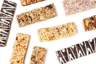 Beyaz arka plan üzerinde farklı Tahıl tahıl barlar. Sağlıklı snack