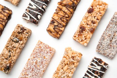 Beyaz arka plan üzerinde farklı Tahıl tahıl barlar. Sağlıklı snack