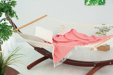 Ekose ve yastıklar oturma odasında rahat hamak