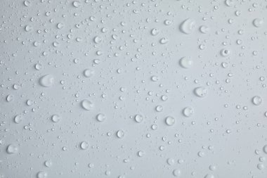 Işık arka plan üzerinde pek çok temiz su damlaları