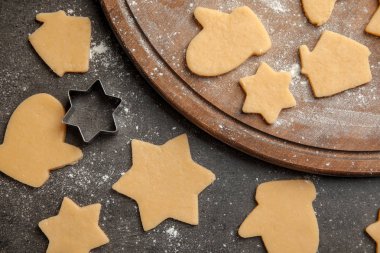Tablo, üstten görünüm üzerinde ham Noel kurabiyeleri. Festival muamele etmek