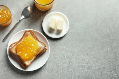 Tost Ekmek, reçel ve gri arka plan üzerine tereyağı ile düz yatıyordu kompozisyon