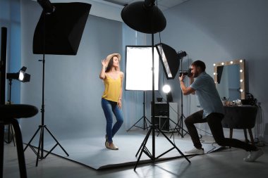 Güzel model stüdyo profesyonel fotoğrafçı için poz