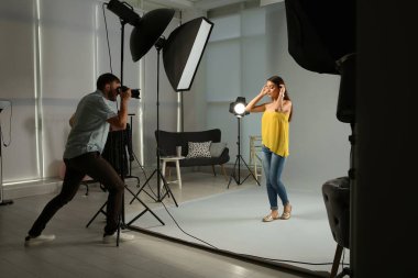 Güzel model stüdyo profesyonel fotoğrafçı için poz
