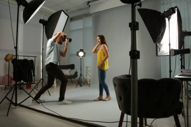 Güzel model stüdyo profesyonel fotoğrafçı için poz
