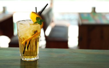 Masada buz ile lezzetli kokteyl cam çubuk