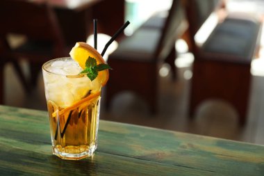 Masada buz ile lezzetli kokteyl cam çubuk